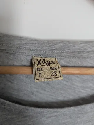 Camiseta gris con estampado de cámara y pedrería