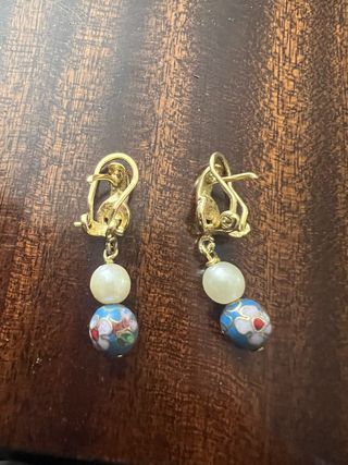 Pendientes antiguos bañados en oro