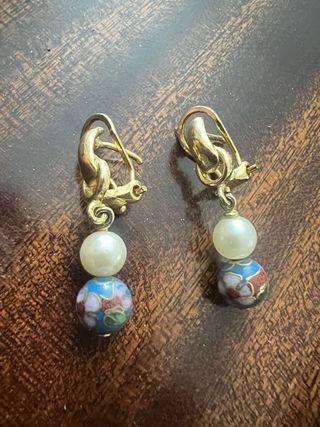 Pendientes antiguos bañados en oro