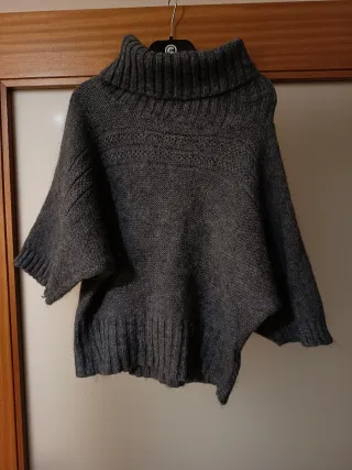 Camisola de malha cinzenta gola alta