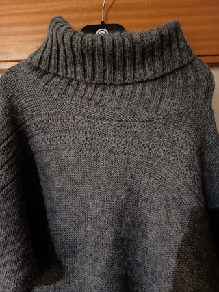 Camisola de malha cinzenta gola alta