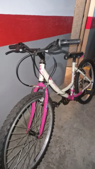 Bicicleta infantil blanca y rosa