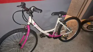 Bicicleta infantil blanca y rosa