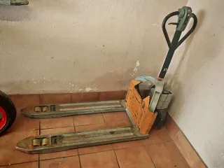 Transpaleta automática con batería rota