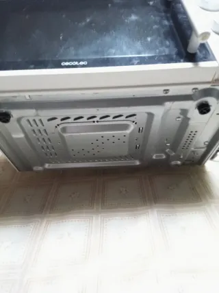 Microondas blanco con mandos giratorios