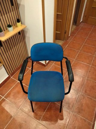 Silla de oficina negra y azul