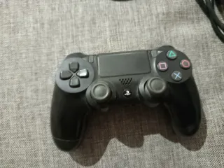 PS4 Slim Negra + 2 Juegos