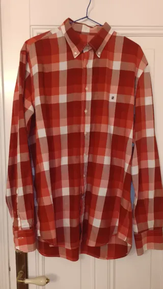 Camisa Carolina Herrera cuadros roja blanca.