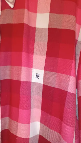 Camisa Carolina Herrera cuadros roja blanca.