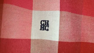 Camisa Carolina Herrera cuadros roja blanca.