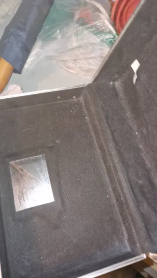 Maletín verde con asa metálica