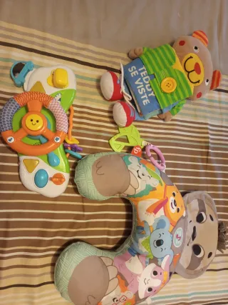 Lote juegos bebé: volante, cojín y más