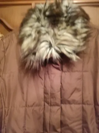 Abrigo marrón con cuello de pelo