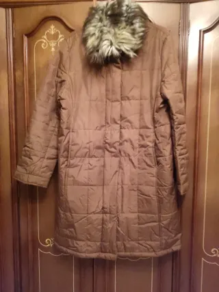 Abrigo marrón con cuello de pelo