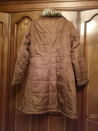 Abrigo marrón con cuello de pelo