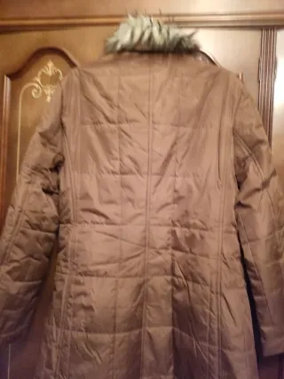 Abrigo marrón con cuello de pelo