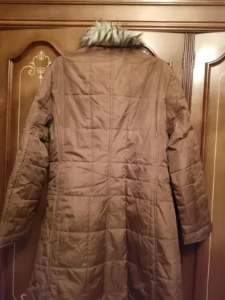 Abrigo marrón con cuello de pelo