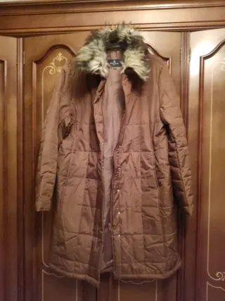 Abrigo marrón con cuello de pelo