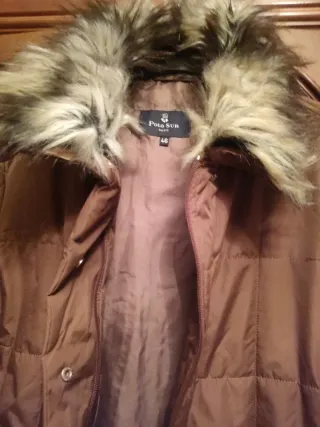 Abrigo marrón con cuello de pelo