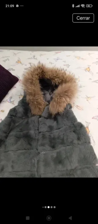 Chaleco de piel con capucha