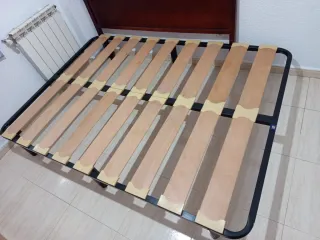 Somier 135cm con patas y láminas de madera