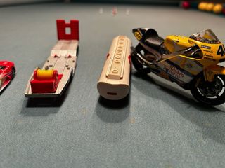 Modellini giocati: elicottero, camion,  moto VR 46