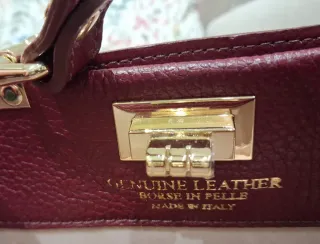 Bolso piel color burdeos con bandolera