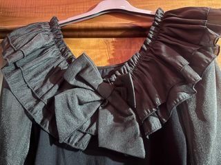 Vestito nero con maniche a sbuffo