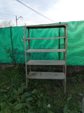 Estantería metálica gris