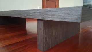 Mueble soporte para TV marca SHIADE.