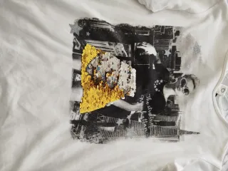 Camiseta manga larga con estampado y lentejuelas.