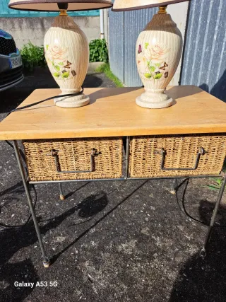 Mesa auxiliar con cestas de mimbre