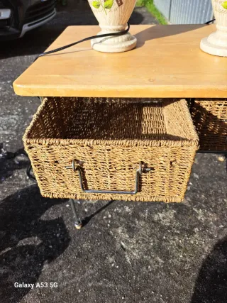 Mesa auxiliar con cestas de mimbre