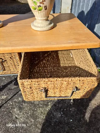 Mesa auxiliar con cestas de mimbre