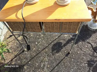 Mesa auxiliar con cestas de mimbre
