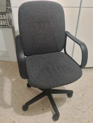 Silla de oficina gris y negra