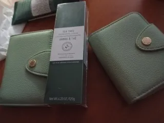 Cartera verde con monedero