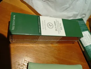 Cartera verde con monedero