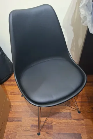 4 Sillas negras de diseño moderno