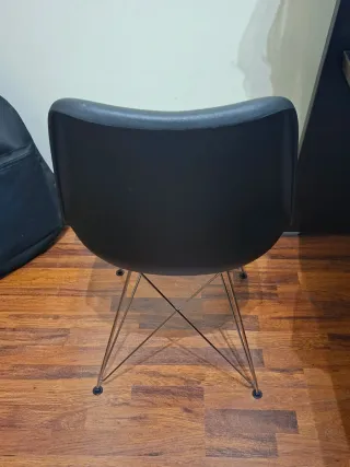 4 Sillas negras de diseño moderno