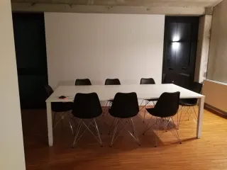 4 Sillas negras de diseño moderno