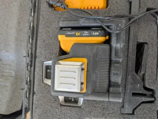 Nivel Láser estilo Dewalt con Accesorios
