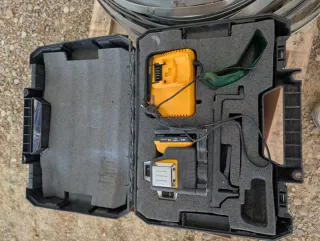 Nivel Láser estilo Dewalt con Accesorios