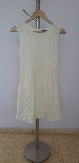 Vestido corto marca MORGAN. Todo de encaje con for