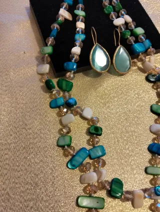 Parure collana e orecchini perline e pietre natura