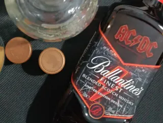 Lote Whisky & Rock in 3 Bottiglie da Collezione Vuote