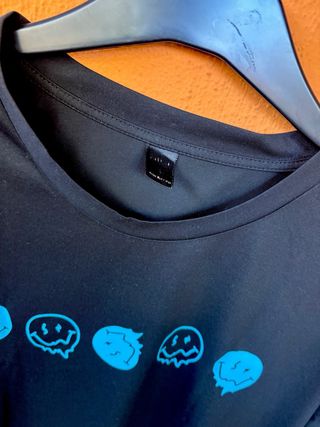 Camiseta Zara negra con caras sonrientes