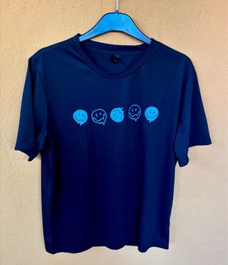 Camiseta Zara negra con caras sonrientes