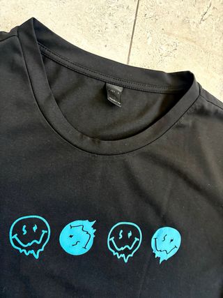 Camiseta Zara negra con caras sonrientes