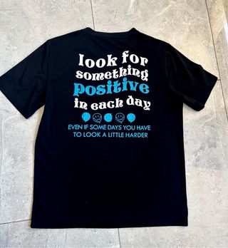 Camiseta Zara negra con caras sonrientes